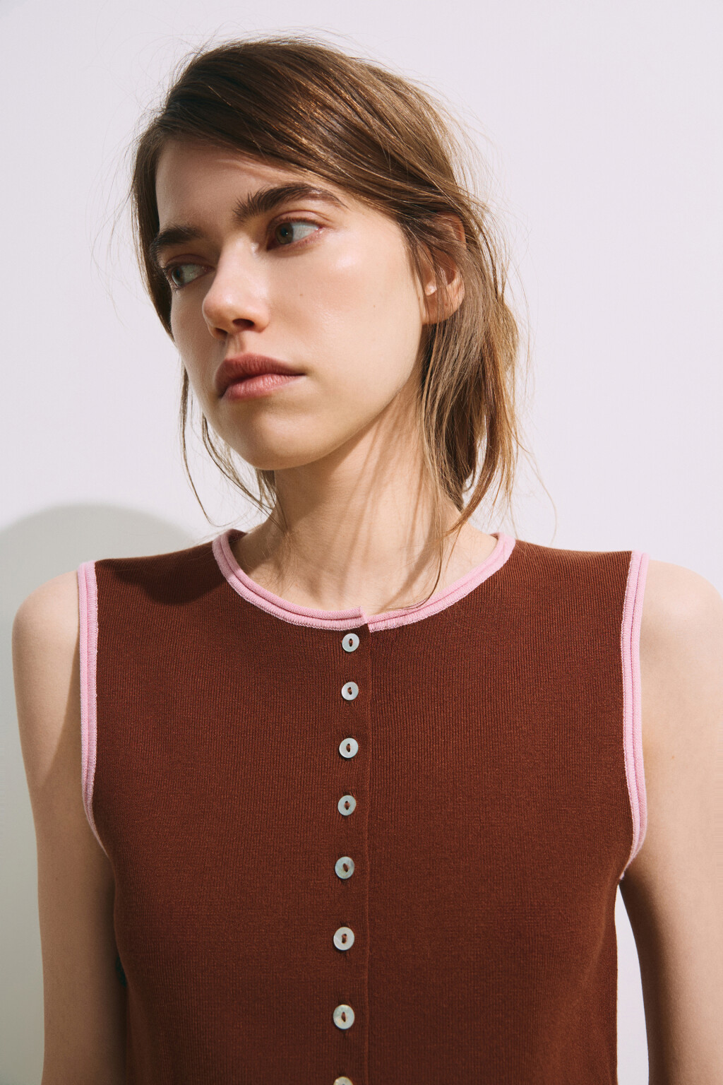 Жилет с контрастной окантовкой - цвет коричневый - 7