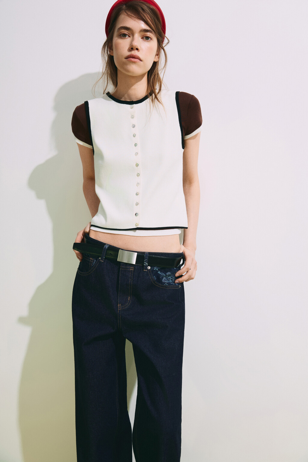 Жилет с контрастной окантовкой - цвет молочный - 1