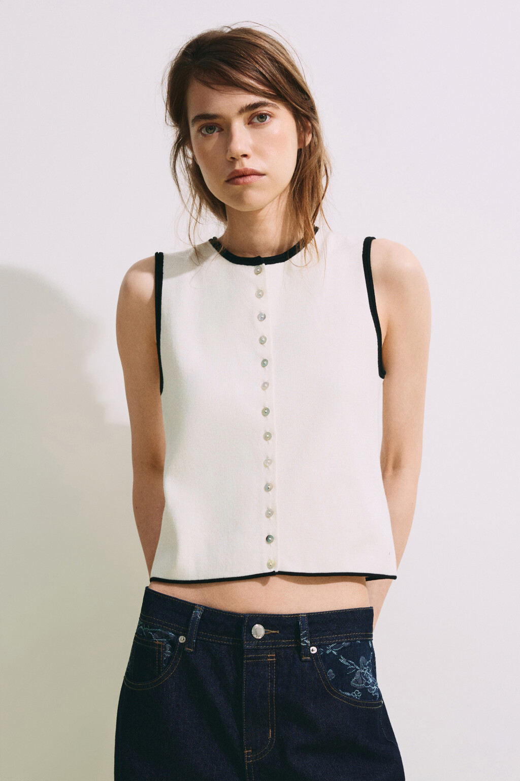 Жилет с контрастной окантовкой - цвет молочный - 2