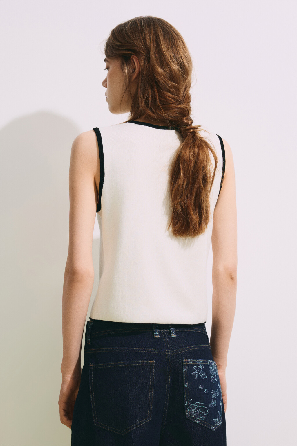 Жилет с контрастной окантовкой - цвет молочный - 3