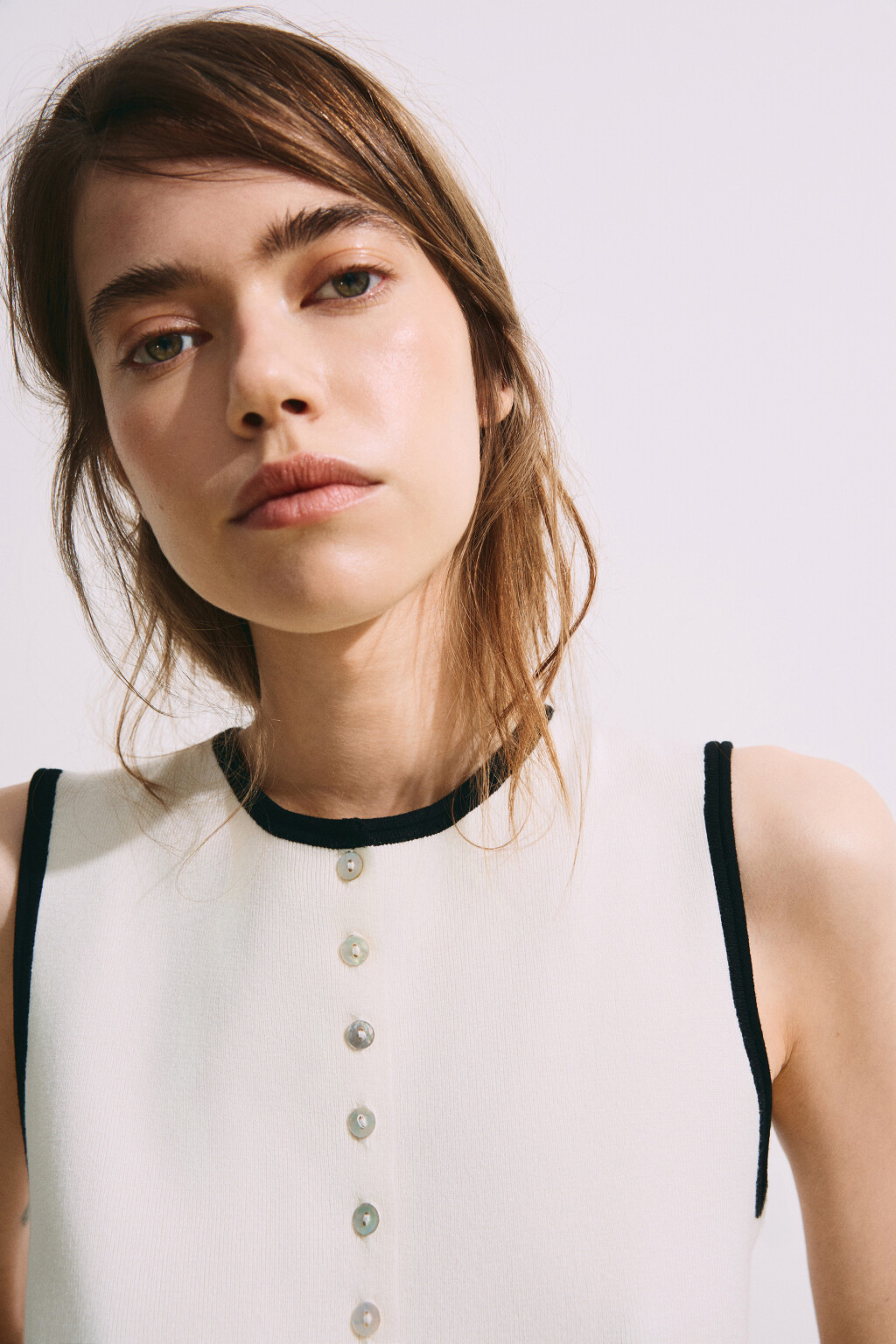 Жилет с контрастной окантовкой - цвет молочный - 5