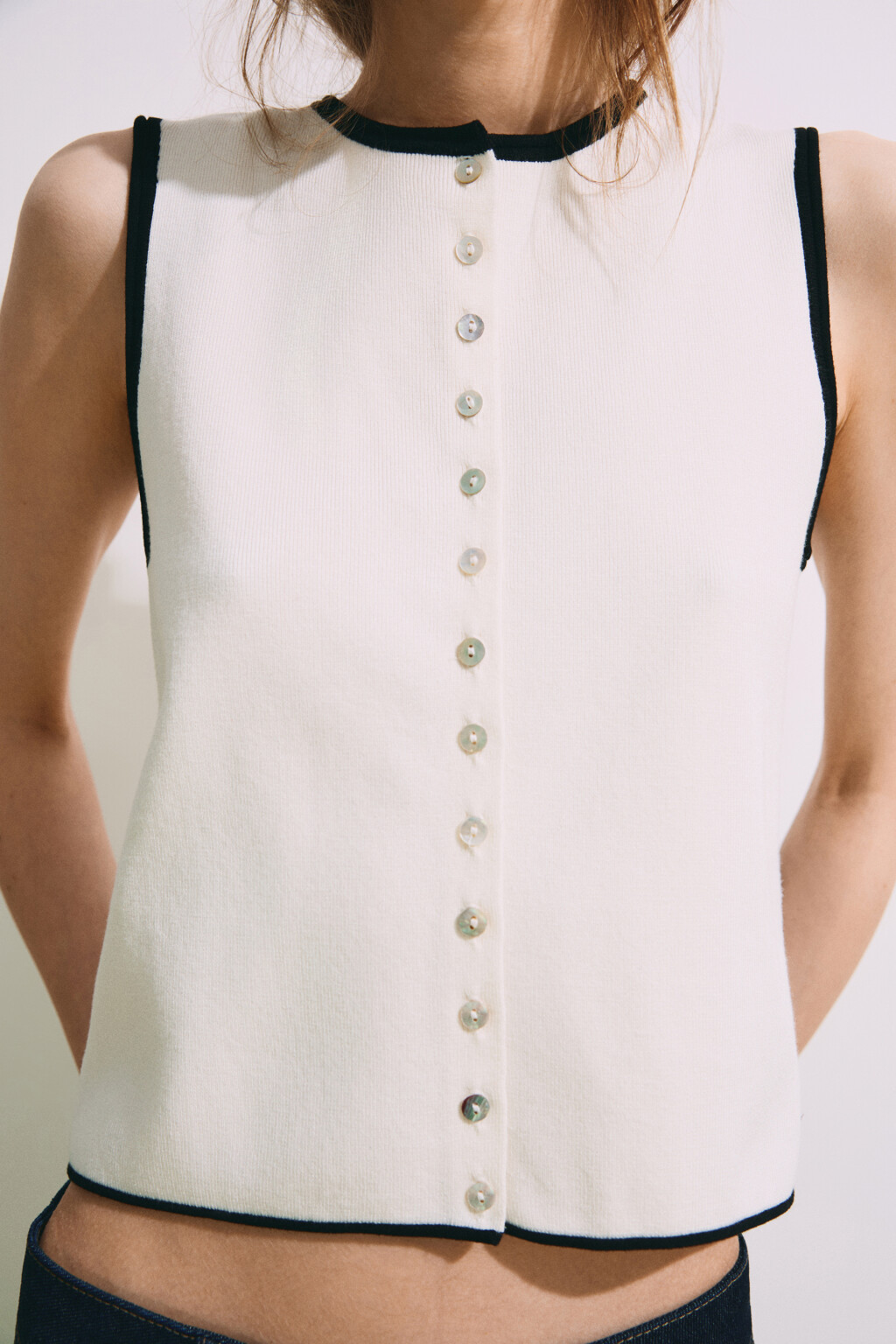 Жилет с контрастной окантовкой - цвет молочный - 6
