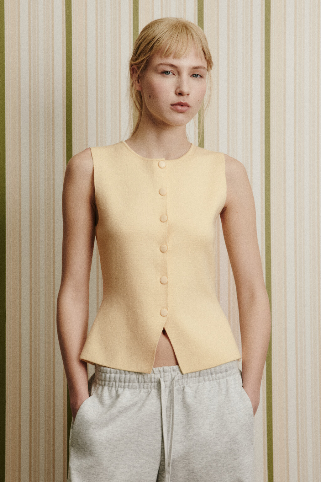 Жилет жаккардовый приталенный - цвет желтый - 4