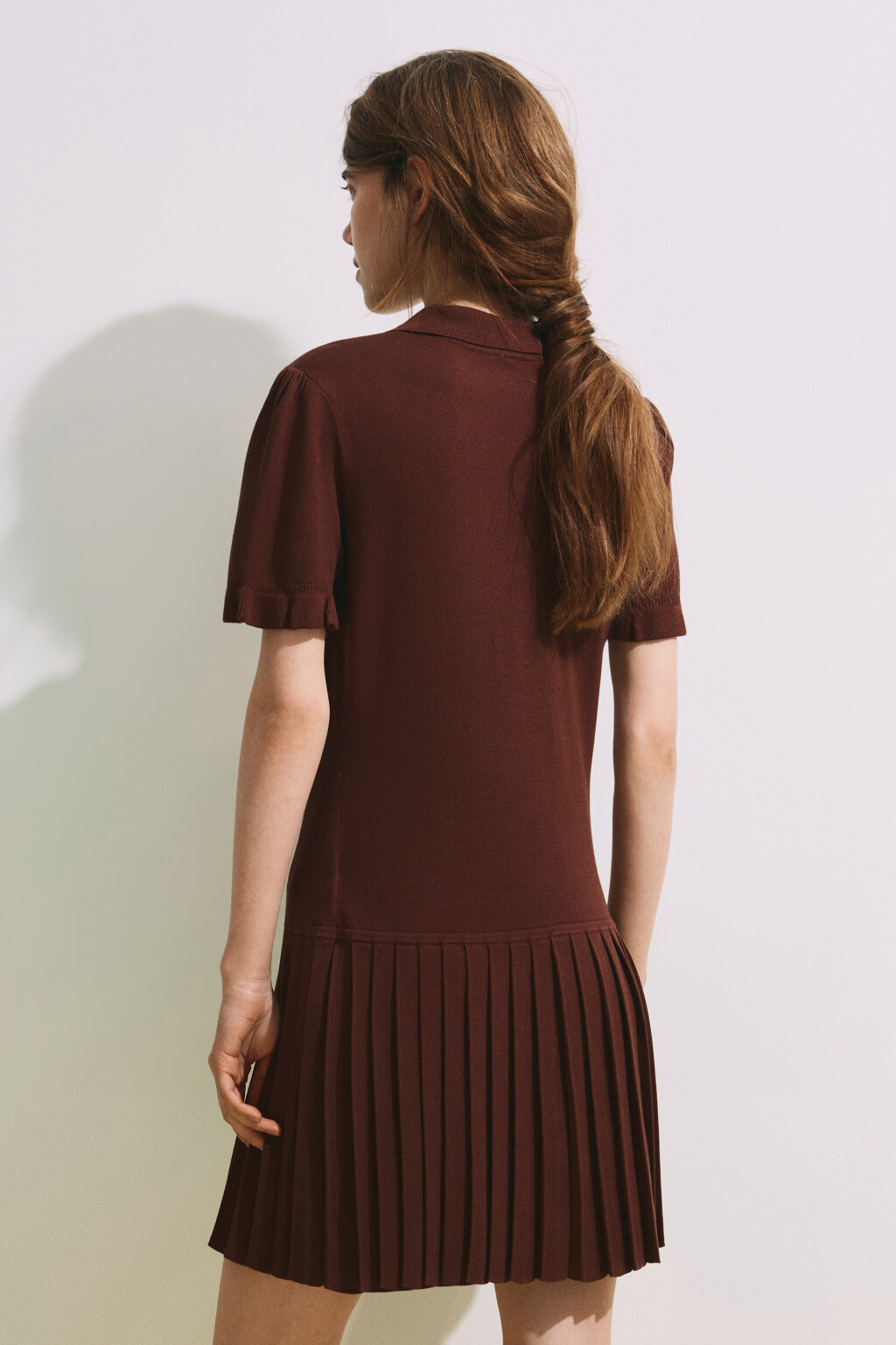Платье-поло мини с юбкой в складку - цвет коричневый - 4
