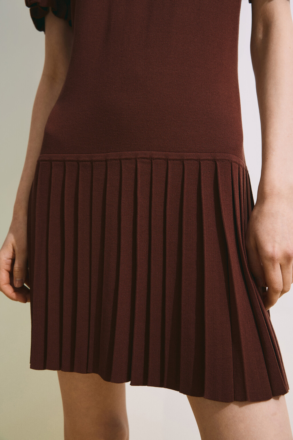 Платье-поло мини с юбкой в складку - цвет коричневый - 7