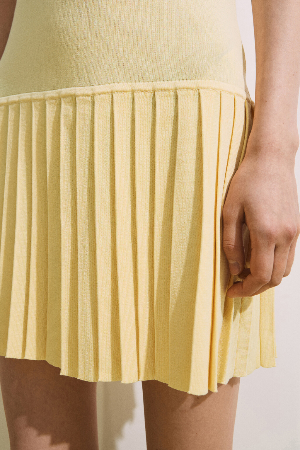 Платье-поло мини с юбкой в складку - цвет желтый - 7