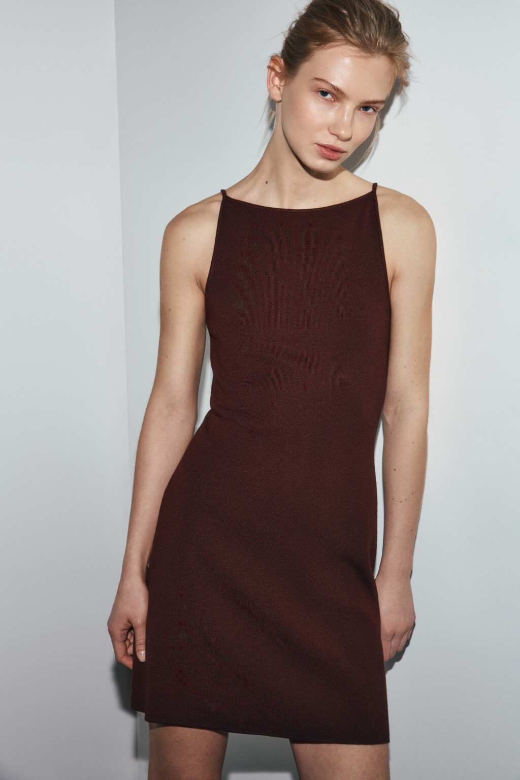 Платье-майка мини вязаное в рубчик - цвет коричневый - 1