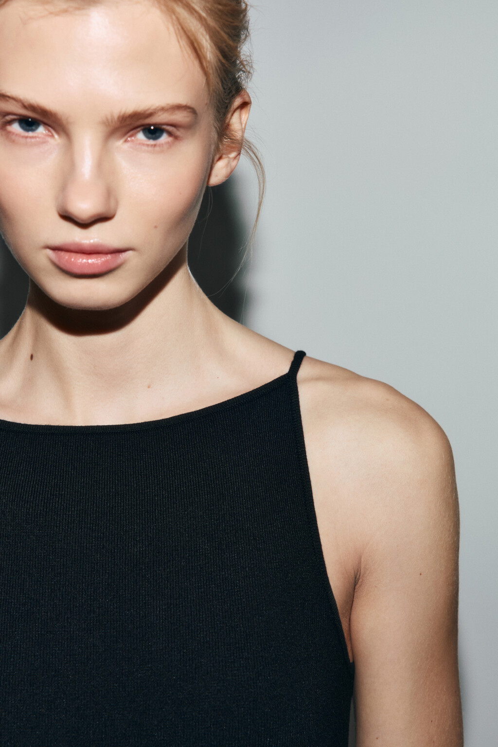 Платье-майка мини вязаное в рубчик - цвет черный - 6