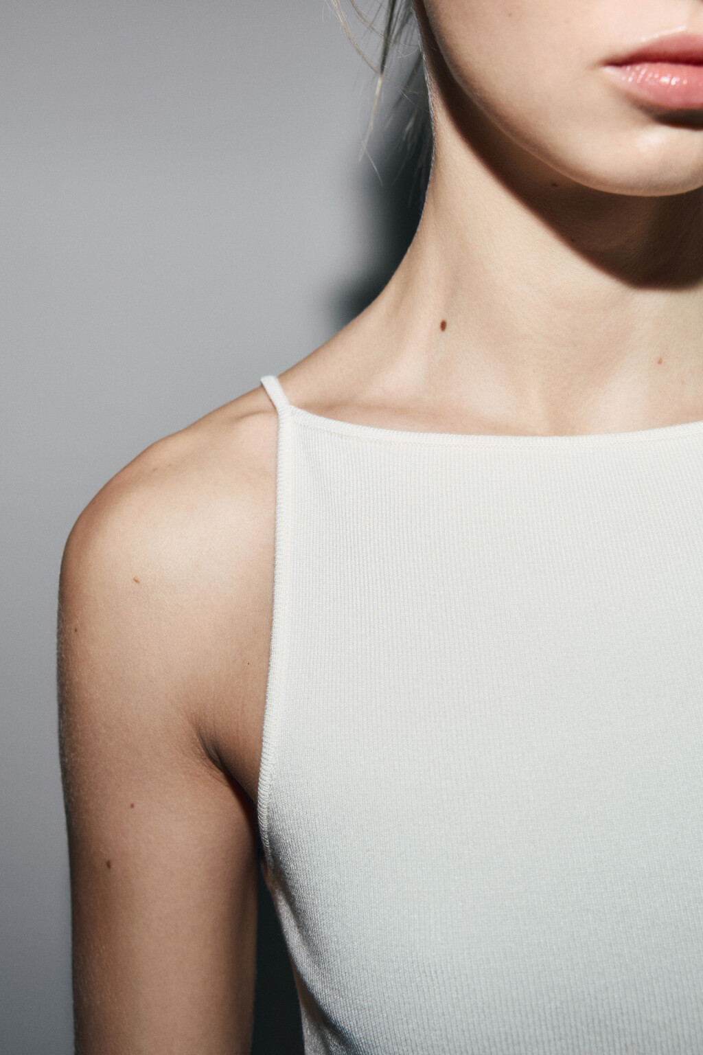 Платье-майка мини вязаное в рубчик - цвет молочный - 5