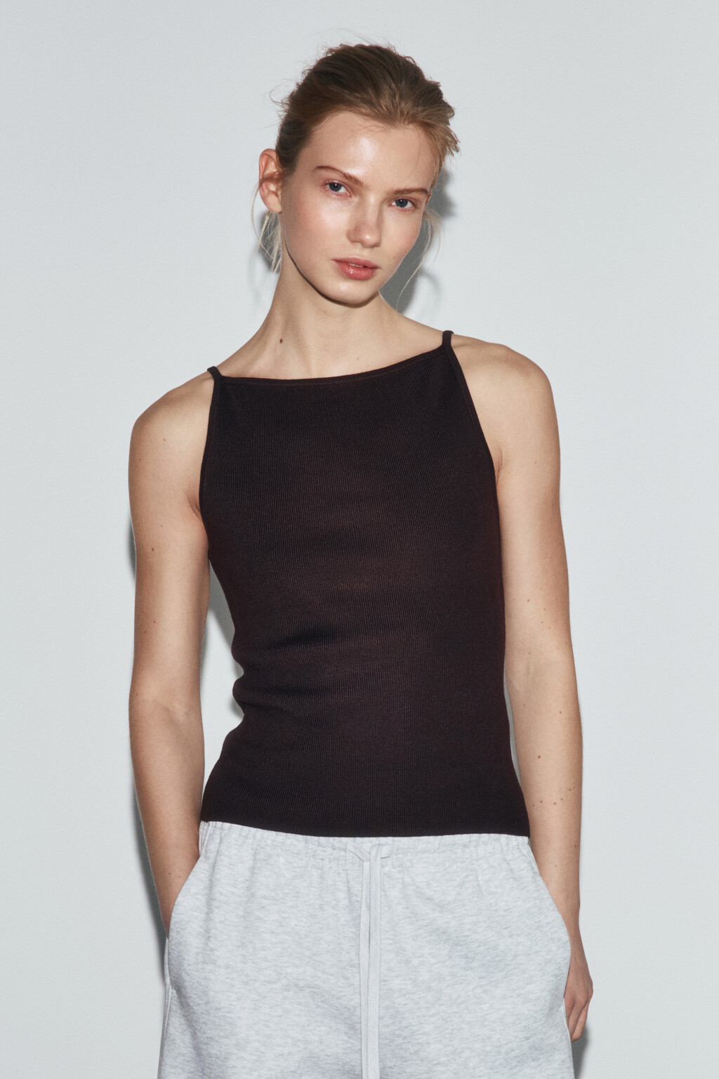 Майка-топ облегающая в рубчик на коротких бретелях - цвет коричневый - 3