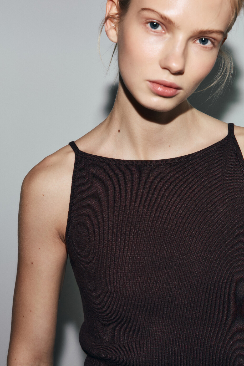 Майка-топ облегающая в рубчик на коротких бретелях - цвет коричневый - 6