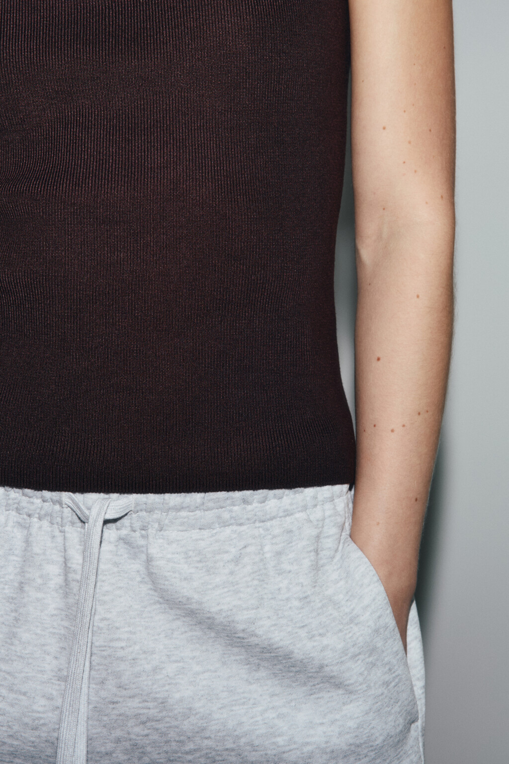 Майка-топ облегающая в рубчик на коротких бретелях - цвет коричневый - 7