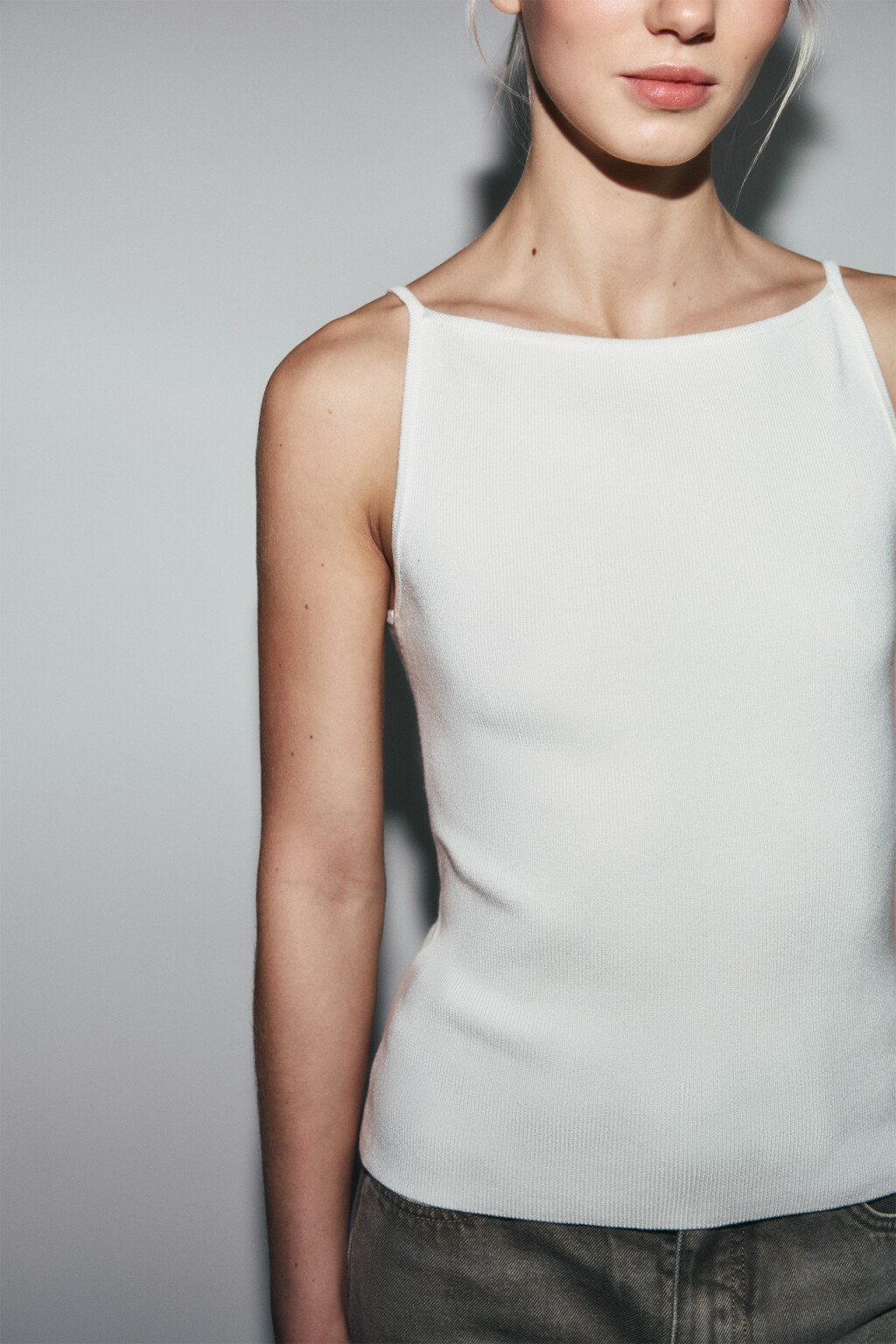 Майка-топ облегающая в рубчик на коротких бретелях - цвет молочный - 6