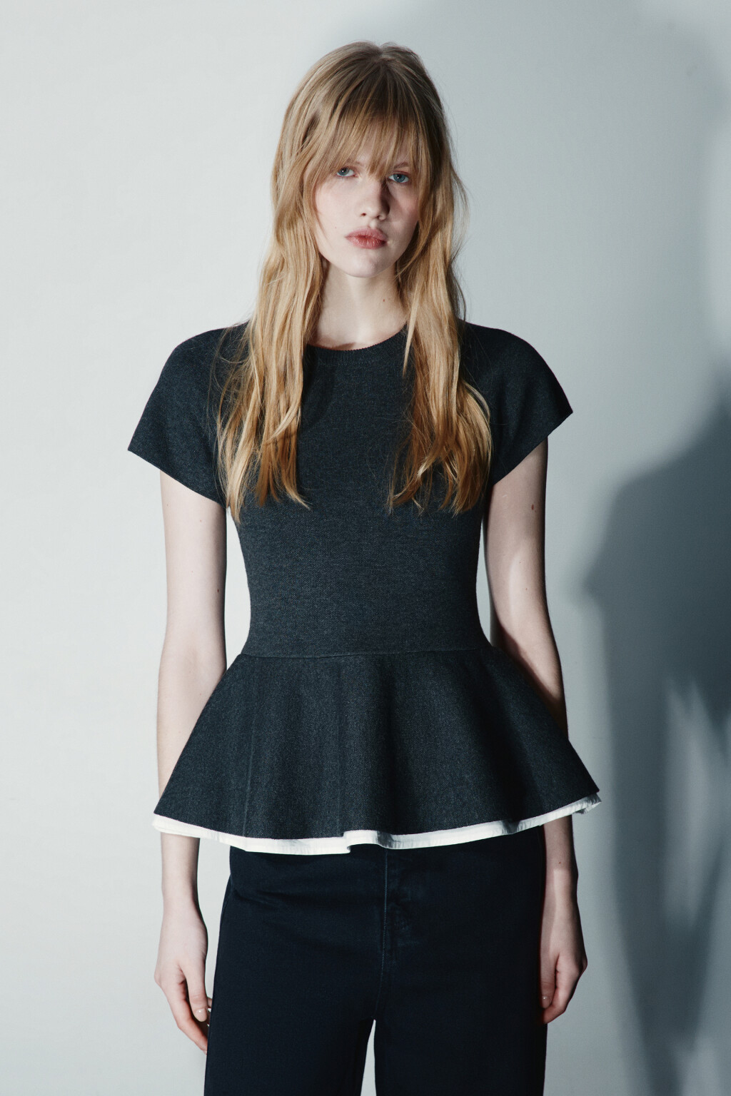 Джемпер с двуслойной баской - цвет серый - 2