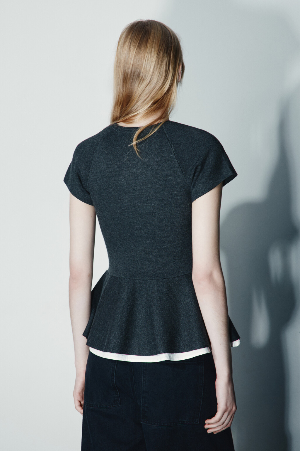 Джемпер с двуслойной баской - цвет серый - 3