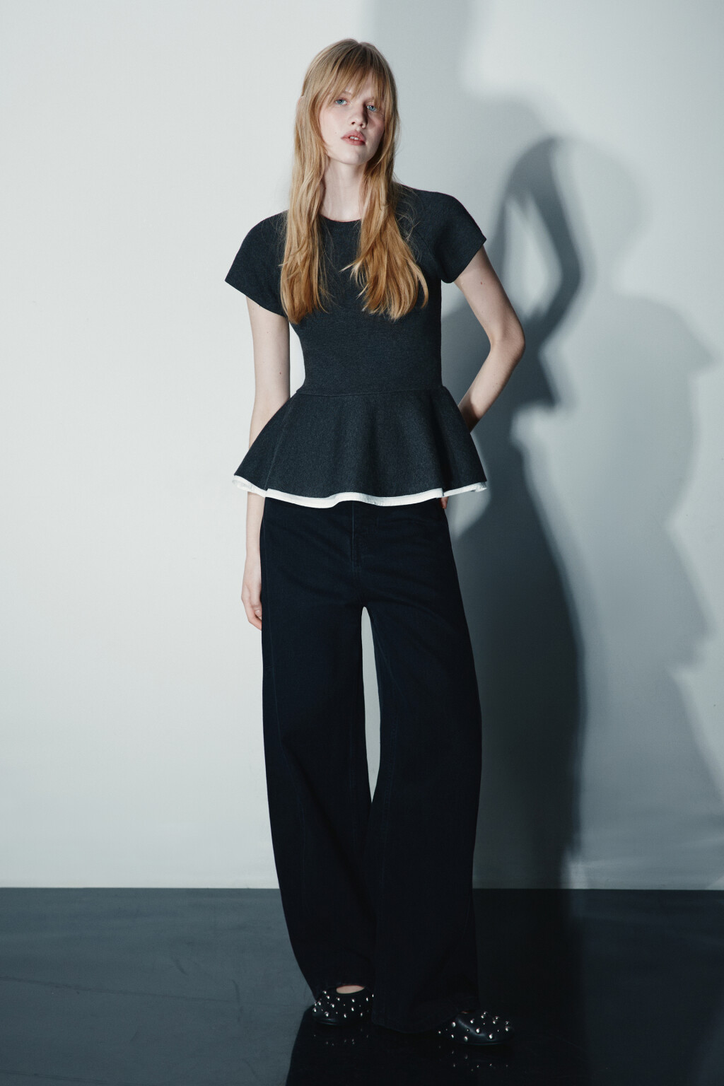 Джемпер с двуслойной баской - цвет серый - 4