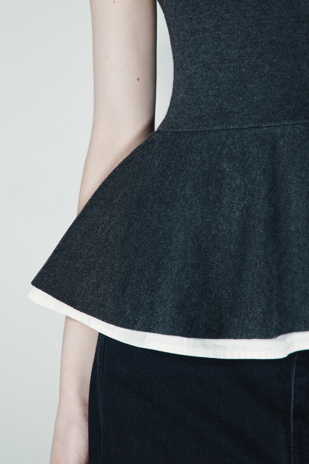 Джемпер с двуслойной баской - цвет серый - 5