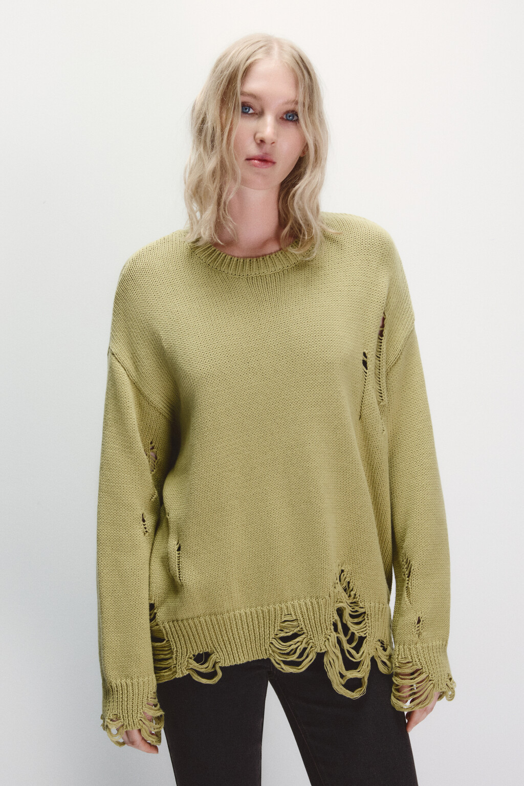 Джемпер вязаный с рваным декором - цвет зеленый - 2