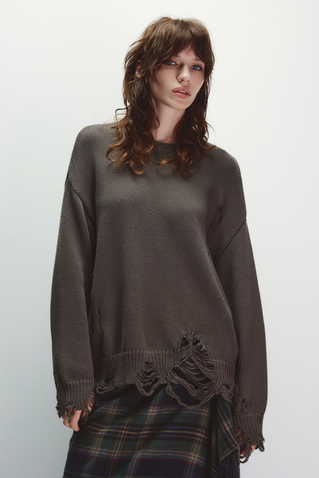 Джемпер вязаный с рваным декором - цвет серый - 2