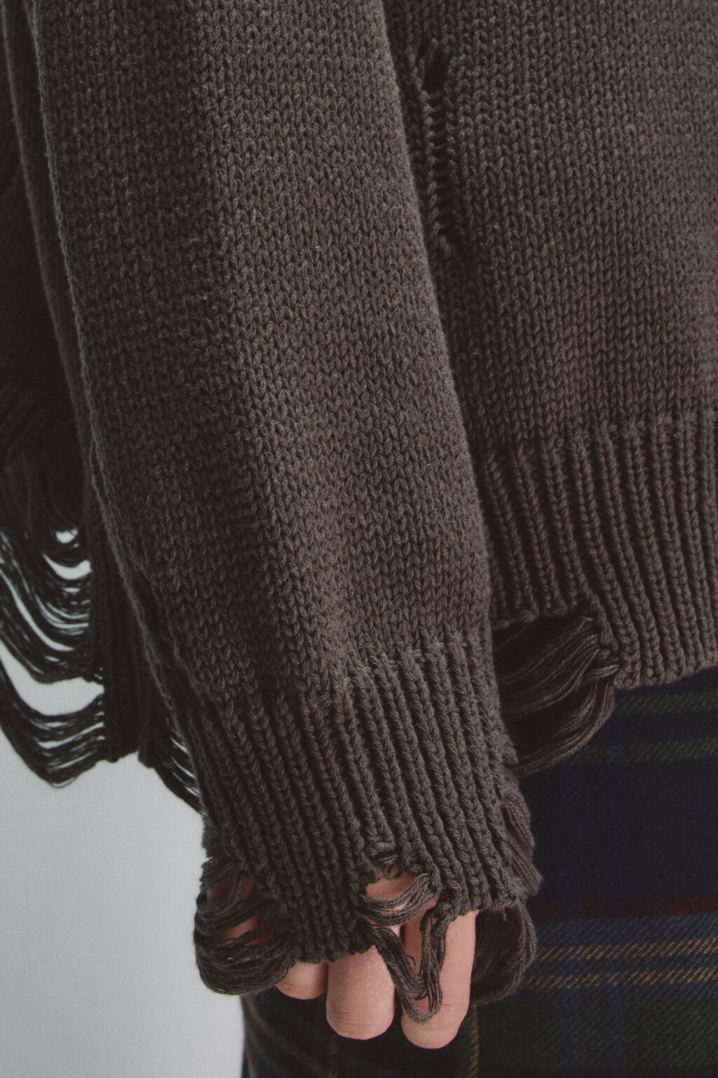 Джемпер вязаный с рваным декором - цвет серый - 6