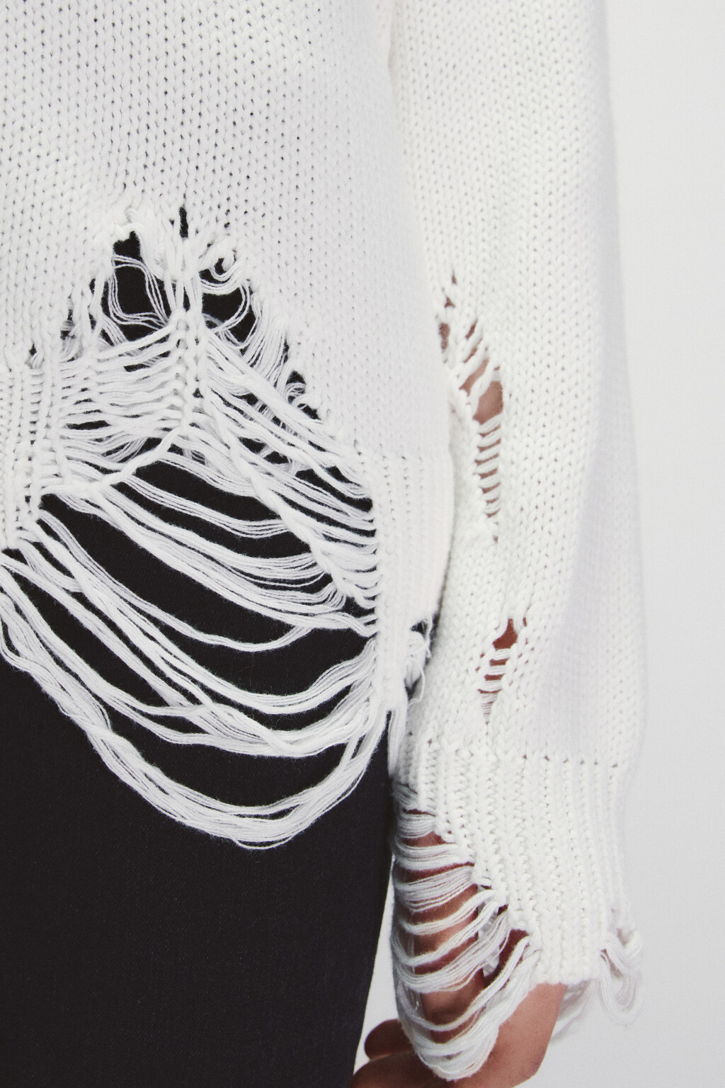 Джемпер вязаный с рваным декором - цвет молочный - 5