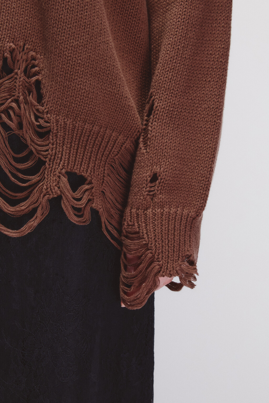 Джемпер вязаный с рваным декором - цвет бежевый - 7