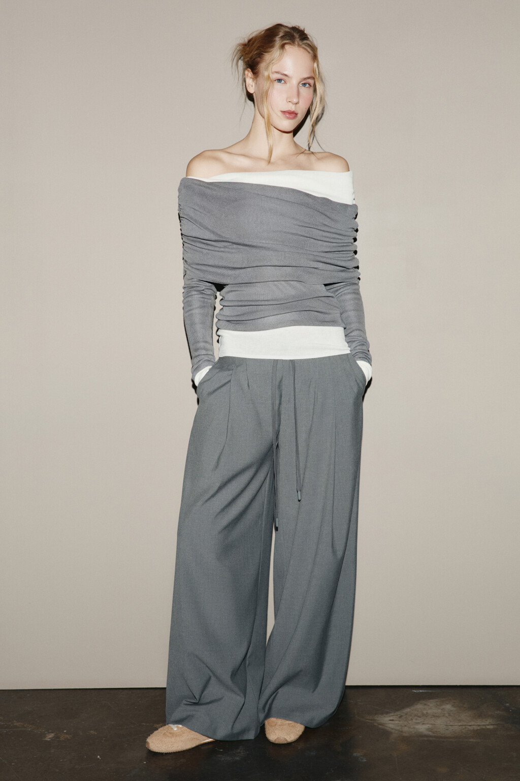 Джемпер из лиоцелла с открытыми плечами - цвет серый - 4