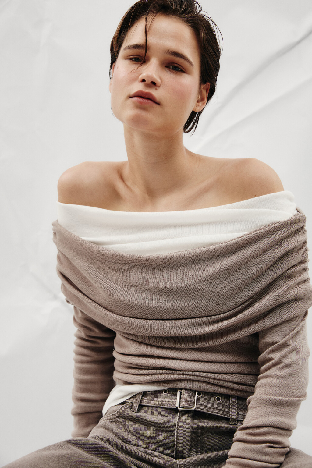 Джемпер из лиоцелла с открытыми плечами - цвет бежевый - 2