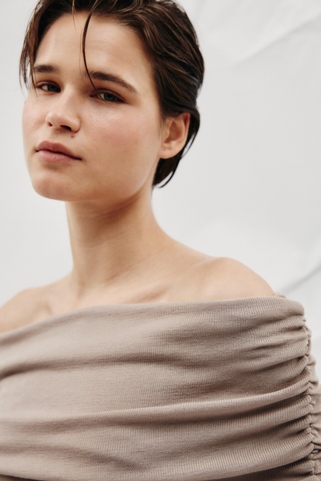 Джемпер из лиоцелла с открытыми плечами - цвет бежевый - 7