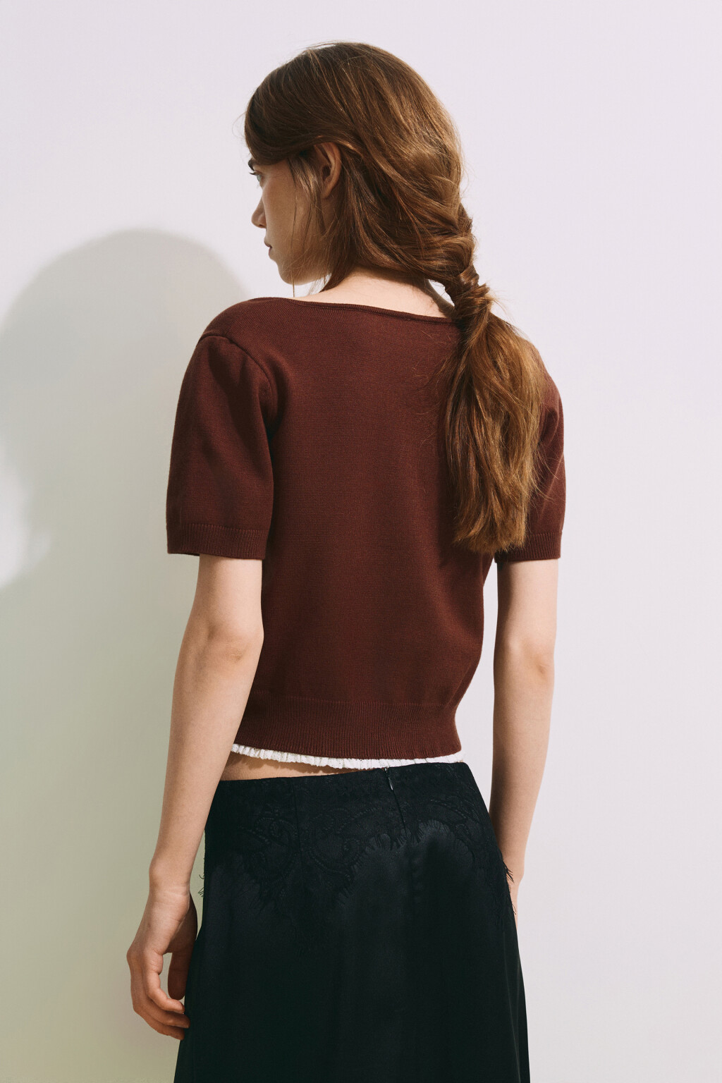 Футболка вязаная с кружевной отделкой - цвет коричневый - 4