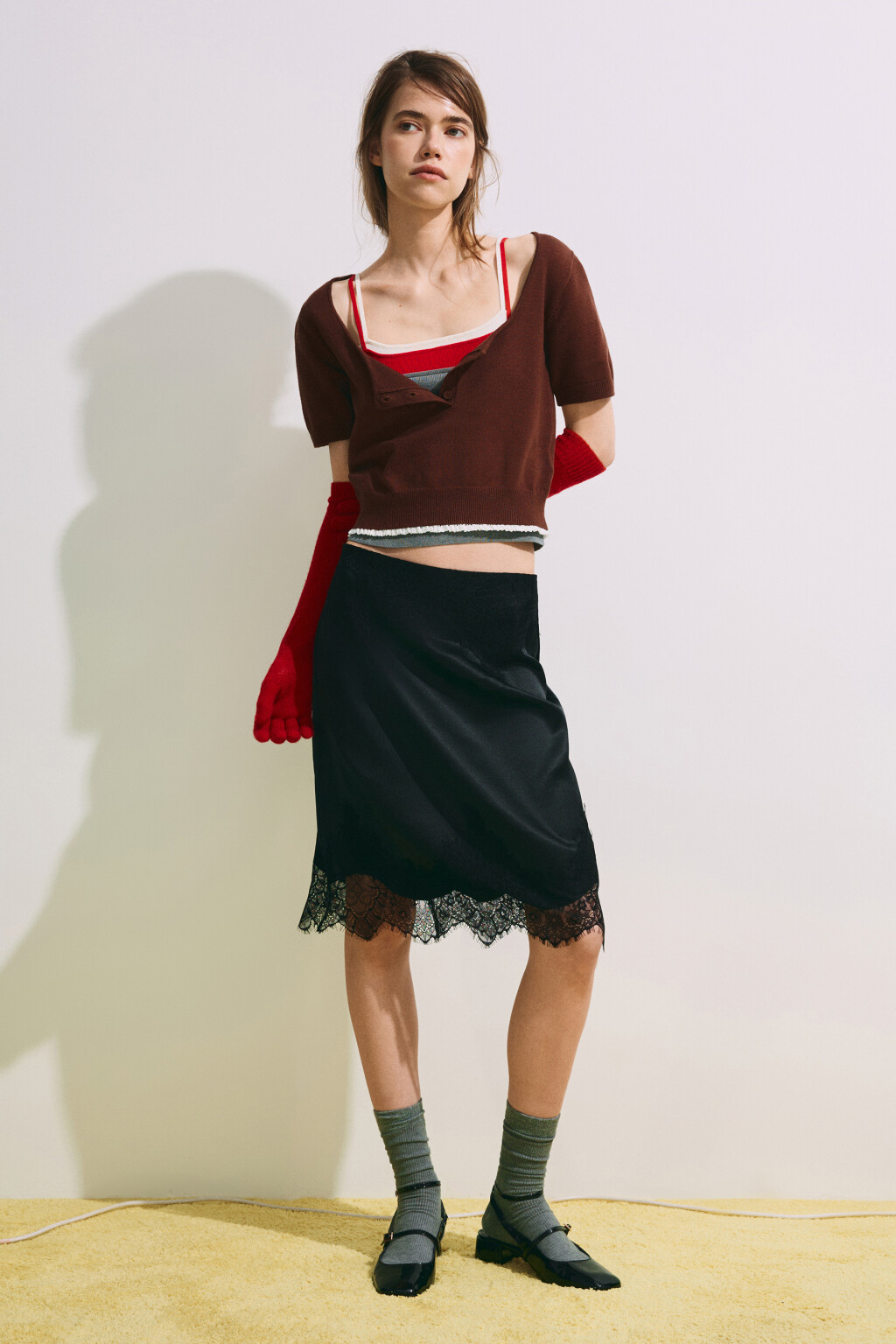 Футболка вязаная с кружевной отделкой - цвет коричневый - 5