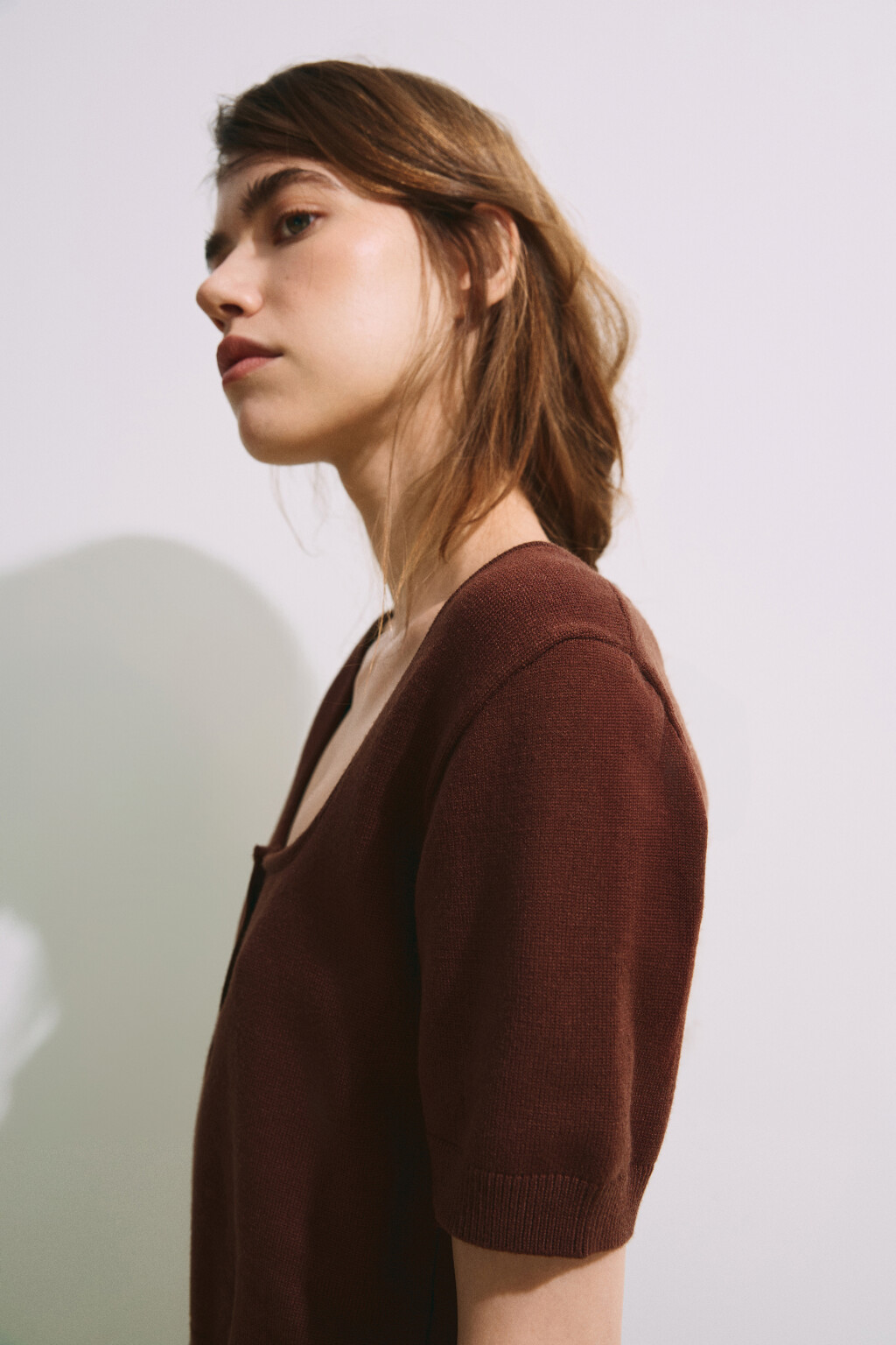 Футболка вязаная с кружевной отделкой - цвет коричневый - 6