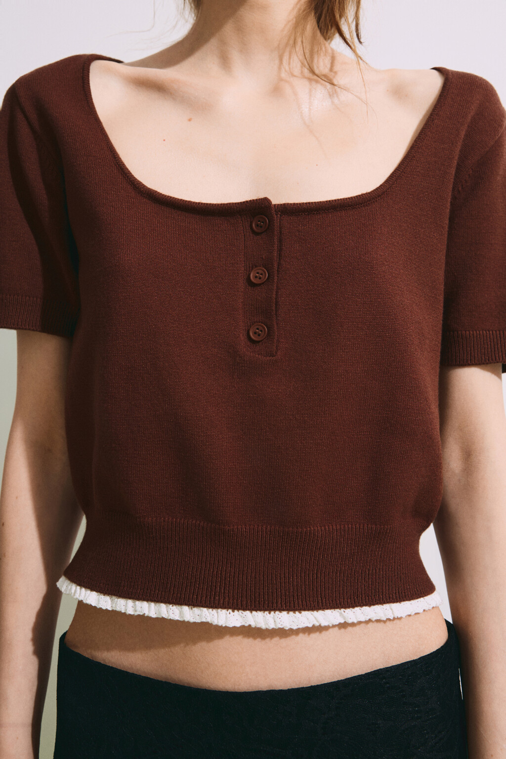 Футболка вязаная с кружевной отделкой - цвет коричневый - 7