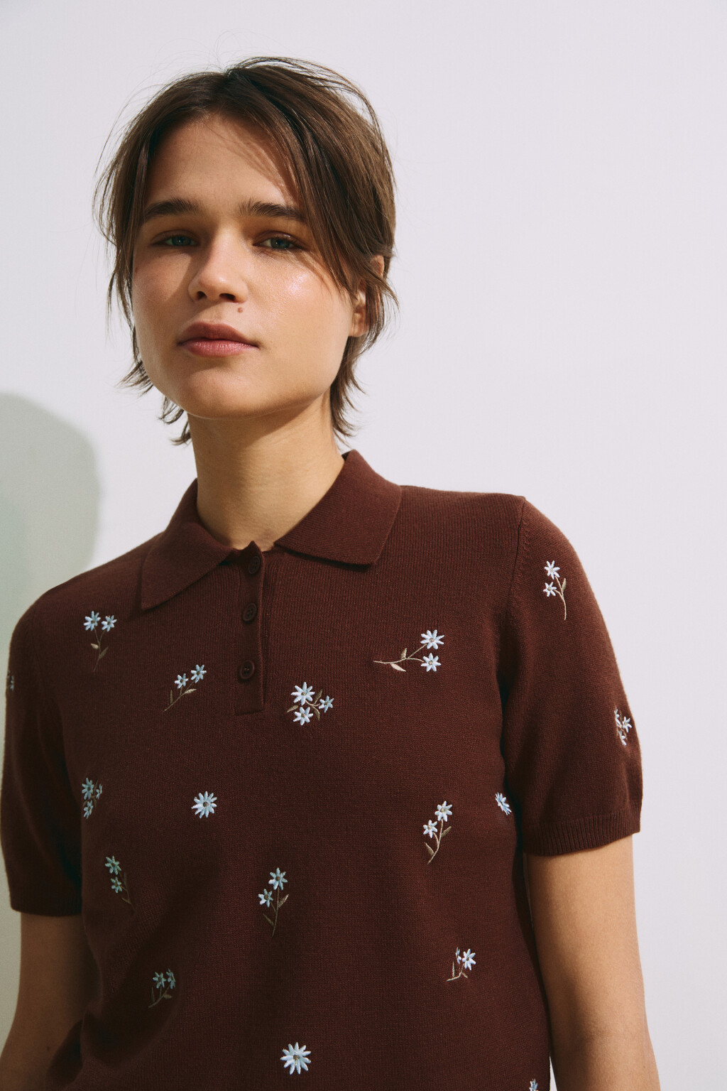 Футболка-поло с вышивкой - цвет коричневый - 6