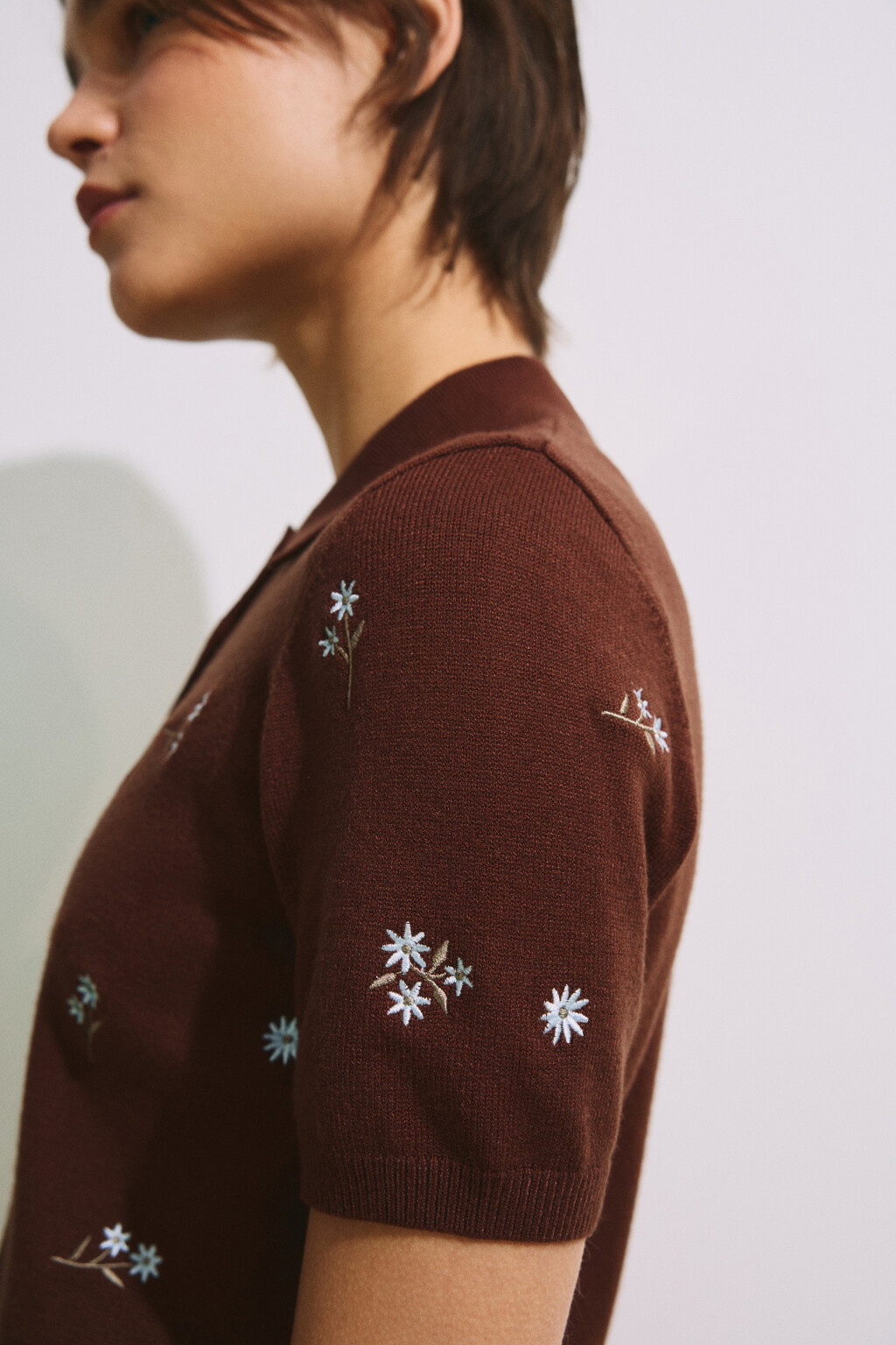 Футболка-поло с вышивкой - цвет коричневый - 7