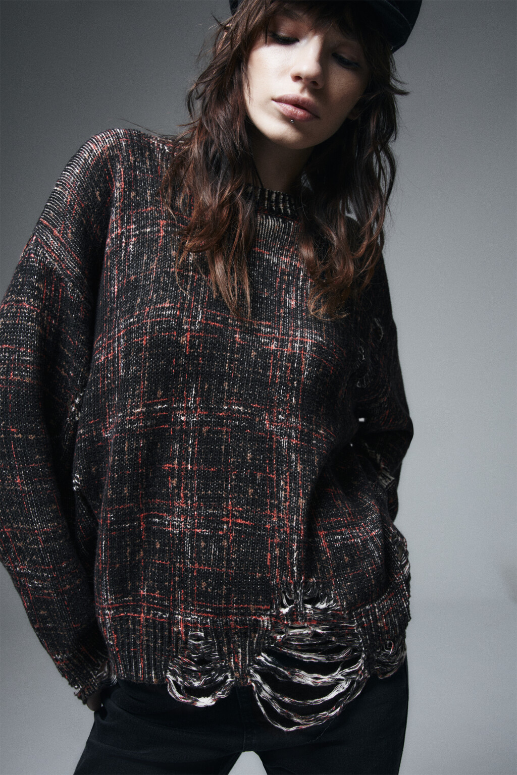 Джемпер вязаный рваный в клетку - цвет черный - 1