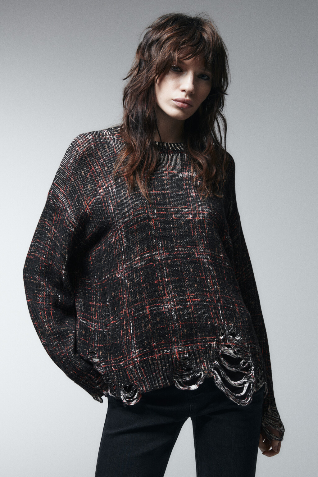 Джемпер вязаный рваный в клетку - цвет черный - 2