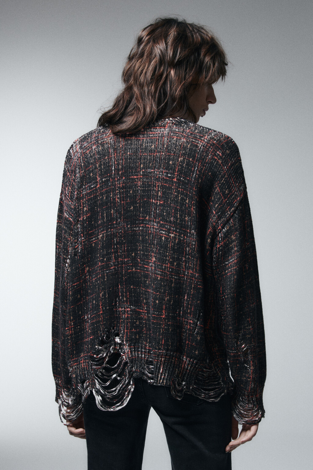 Джемпер вязаный рваный в клетку - цвет черный - 3