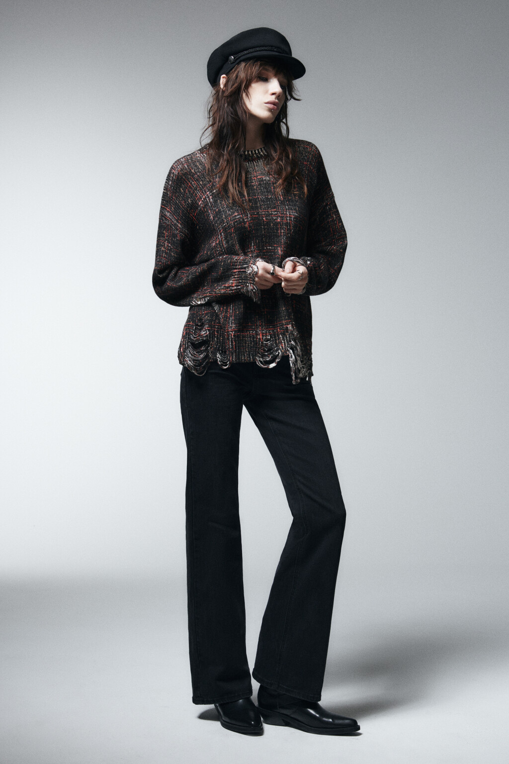 Джемпер вязаный рваный в клетку - цвет черный - 4