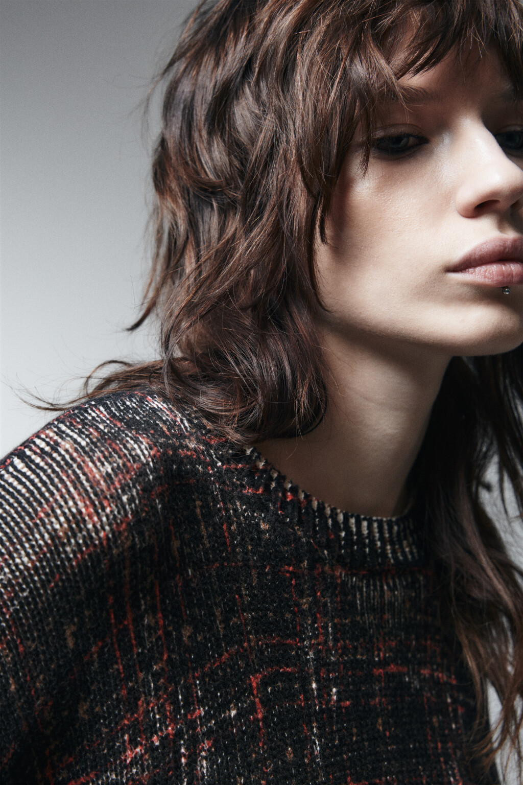 Джемпер вязаный рваный в клетку - цвет черный - 5