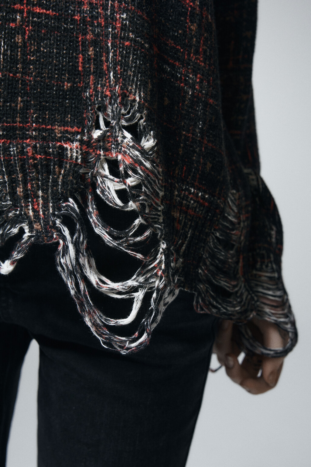 Джемпер вязаный рваный в клетку - цвет черный - 6