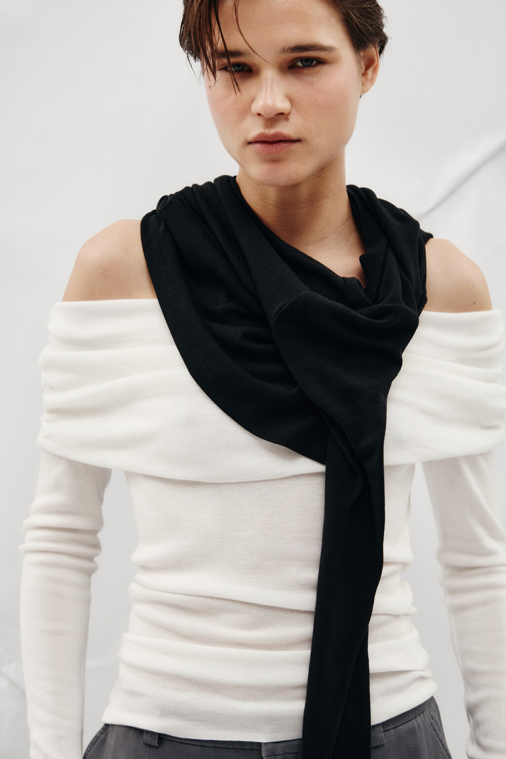 Джемпер из лиоцелла с открытыми плечами  - цвет молочный - 2