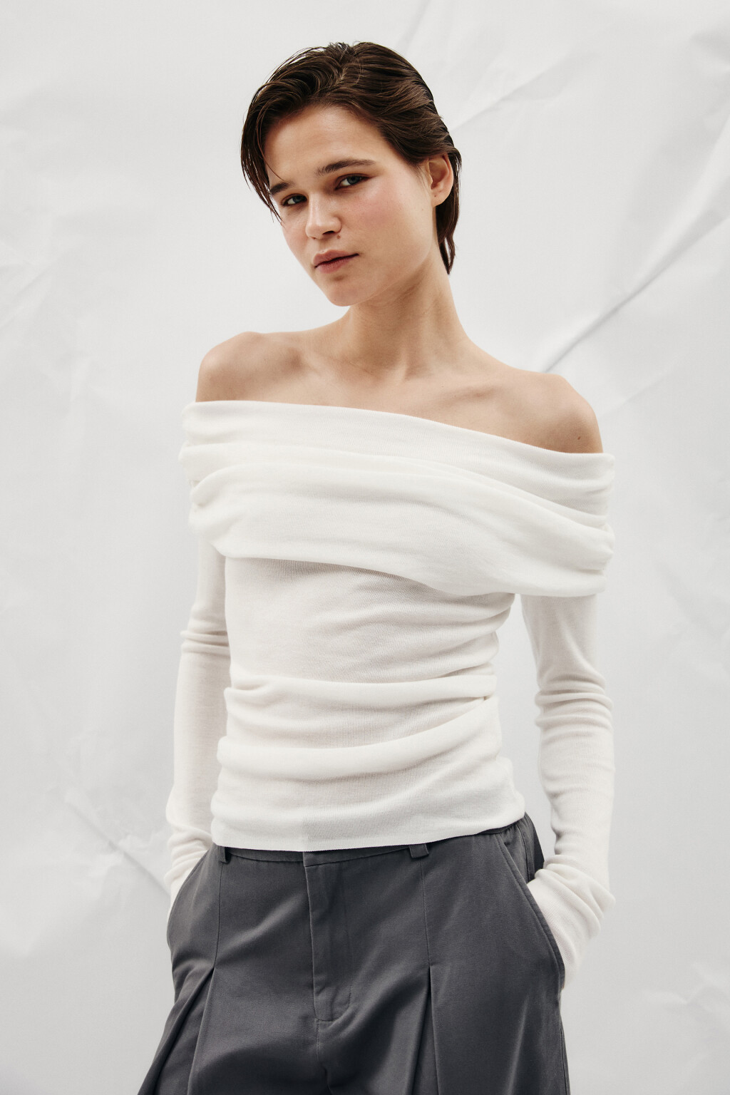 Джемпер из лиоцелла с открытыми плечами  - цвет молочный - 3