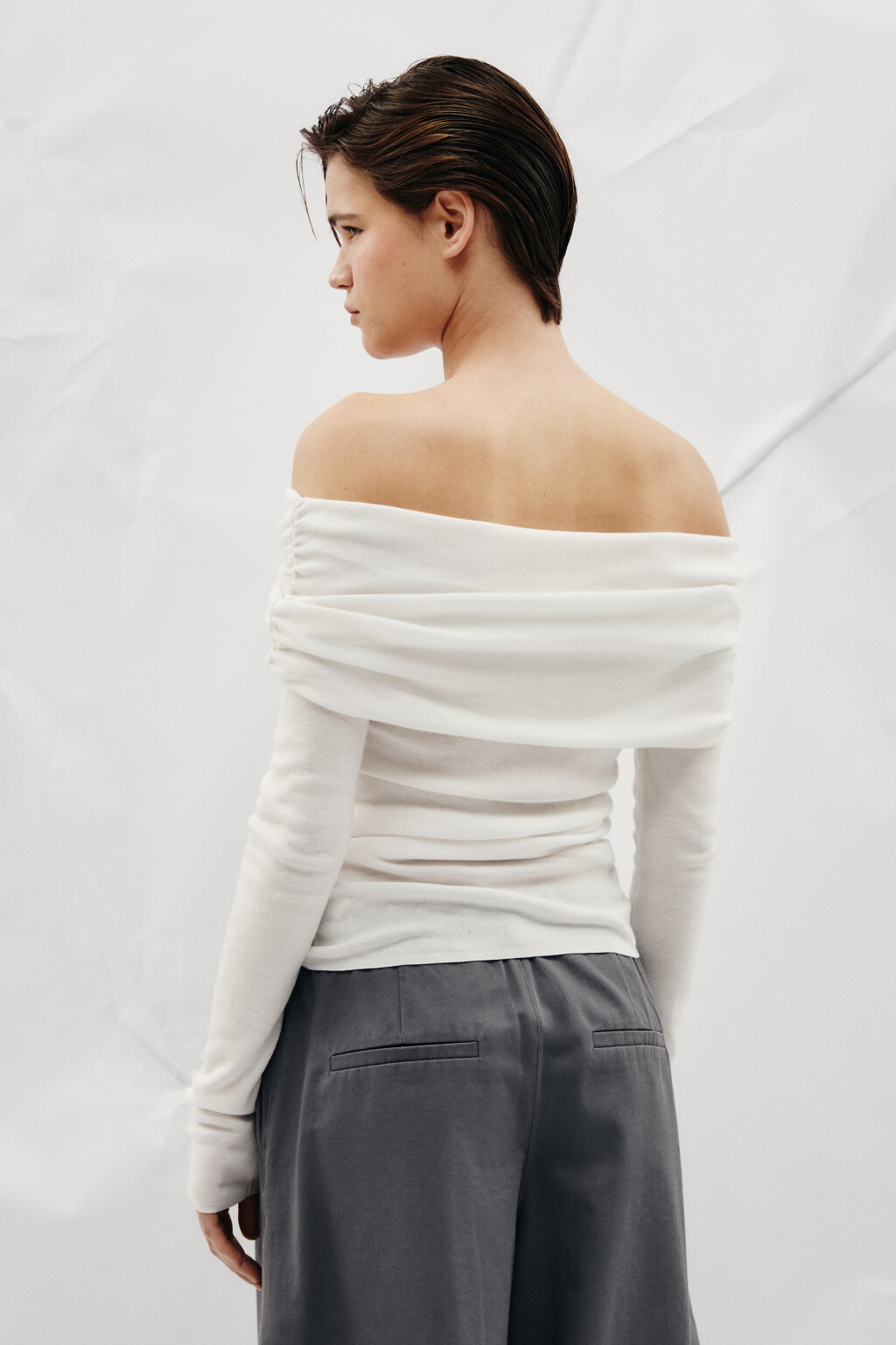 Джемпер из лиоцелла с открытыми плечами  - цвет молочный - 4