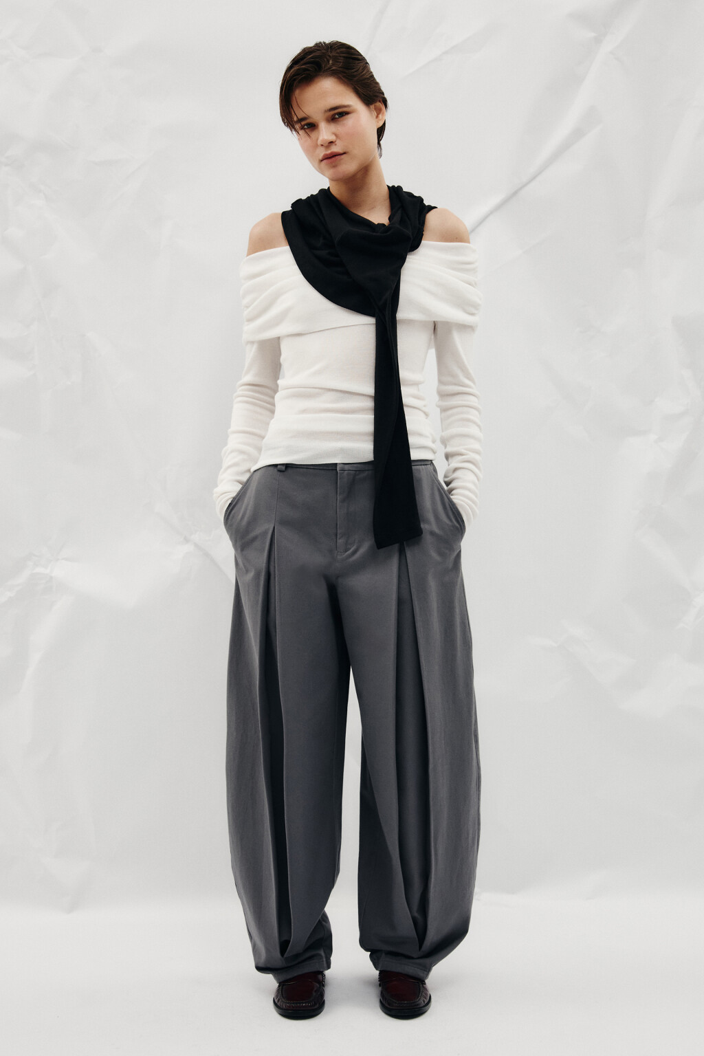 Джемпер из лиоцелла с открытыми плечами  - цвет молочный - 5