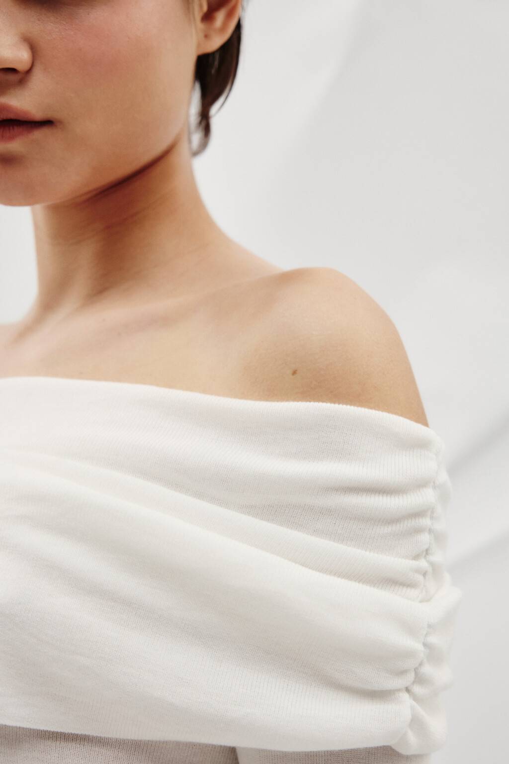 Джемпер из лиоцелла с открытыми плечами  - цвет молочный - 6