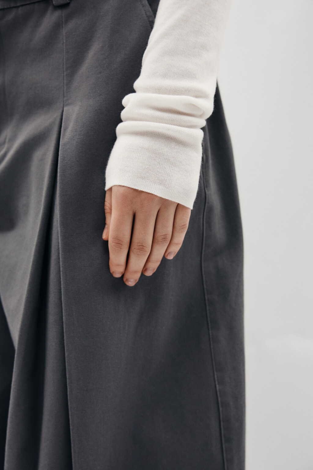 Джемпер из лиоцелла с открытыми плечами  - цвет молочный - 7