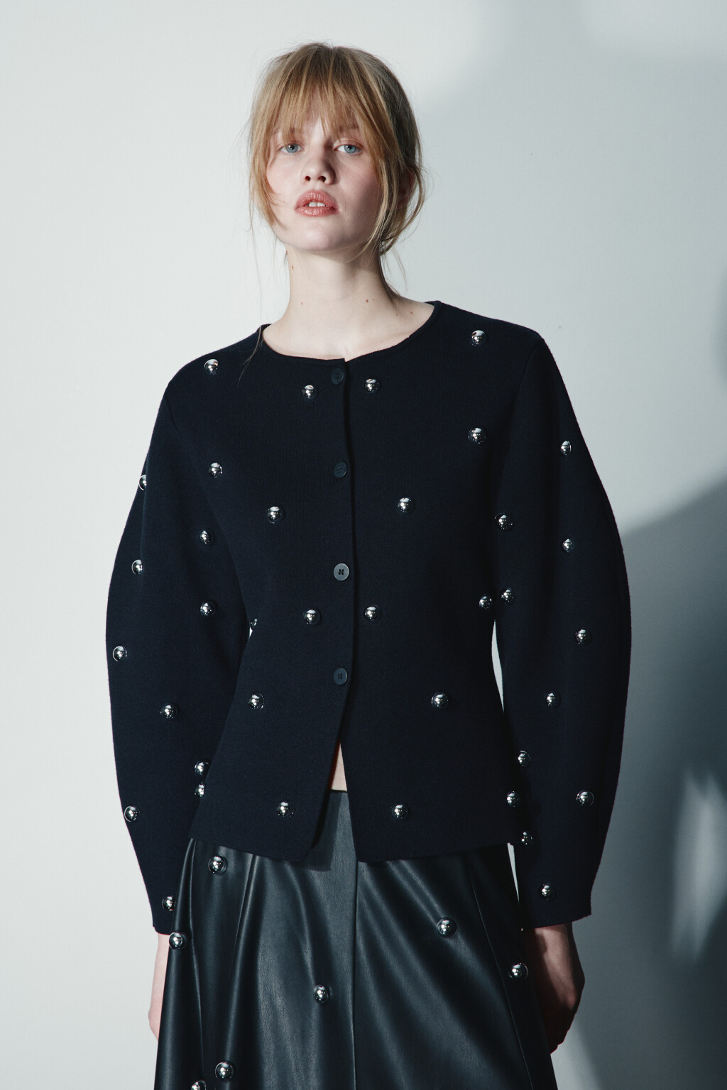 Кардиган жаккардовый с бусинами - цвет черный - 3