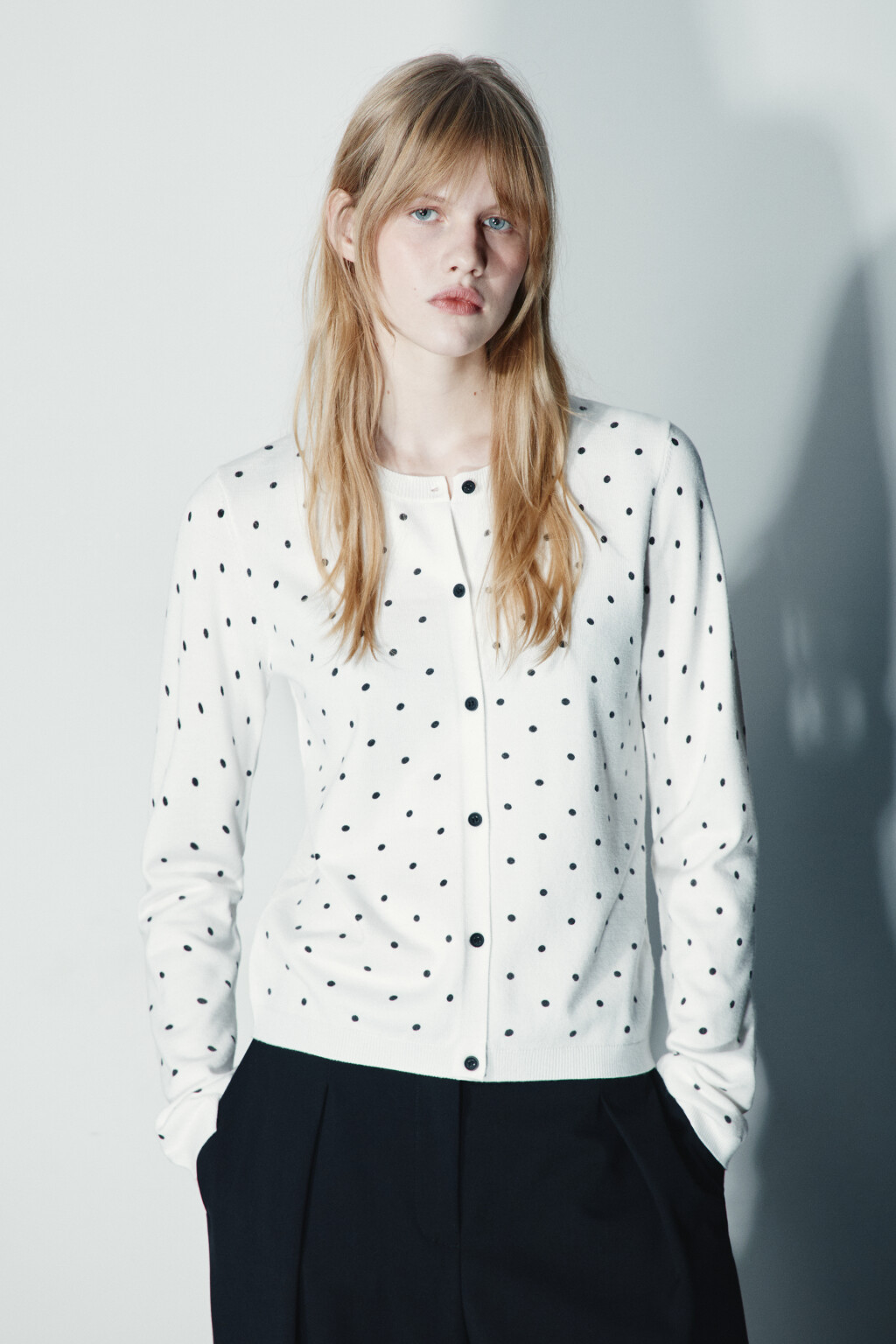 Кардиган в горошек с имитацией второго слоя - цвет белый - 5