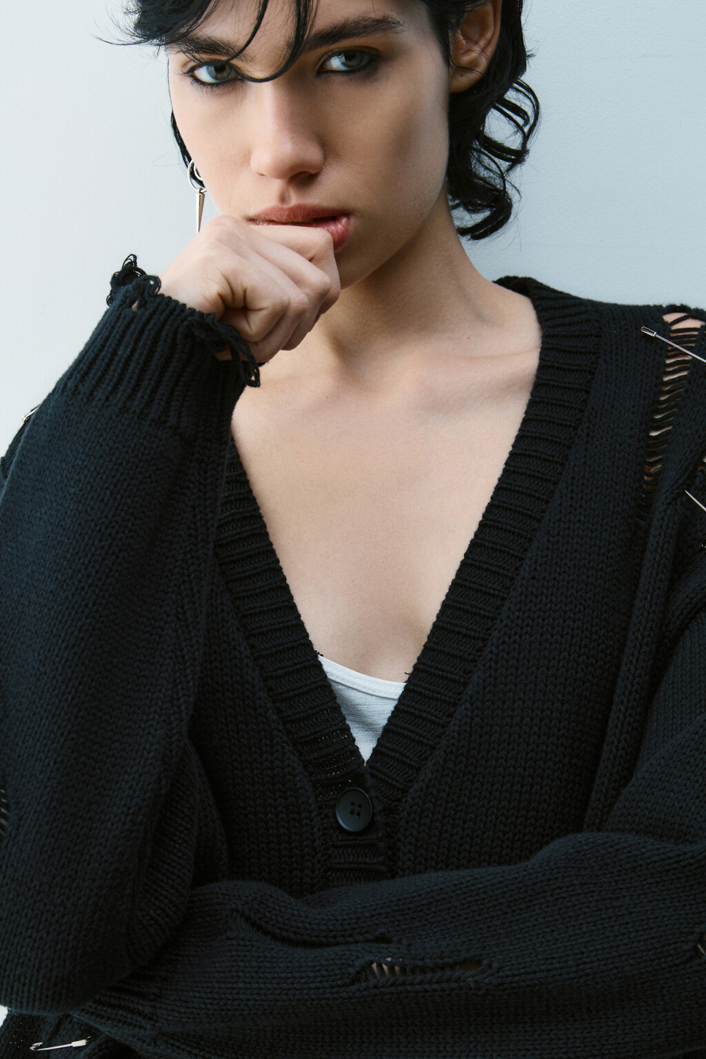 Кардиган удлиненный с декоративными булавками - цвет черный - 5